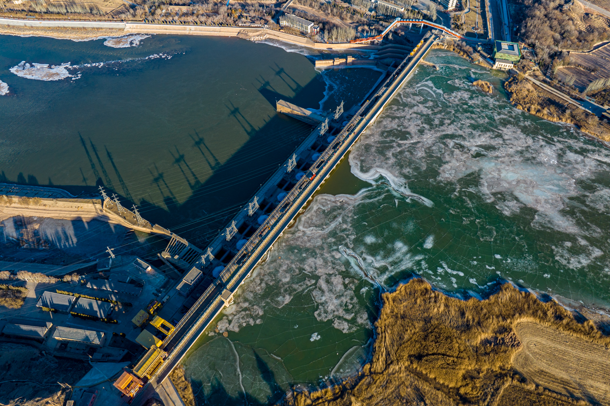 一半凝固一半流 冰封十里长峡翠1.jpg