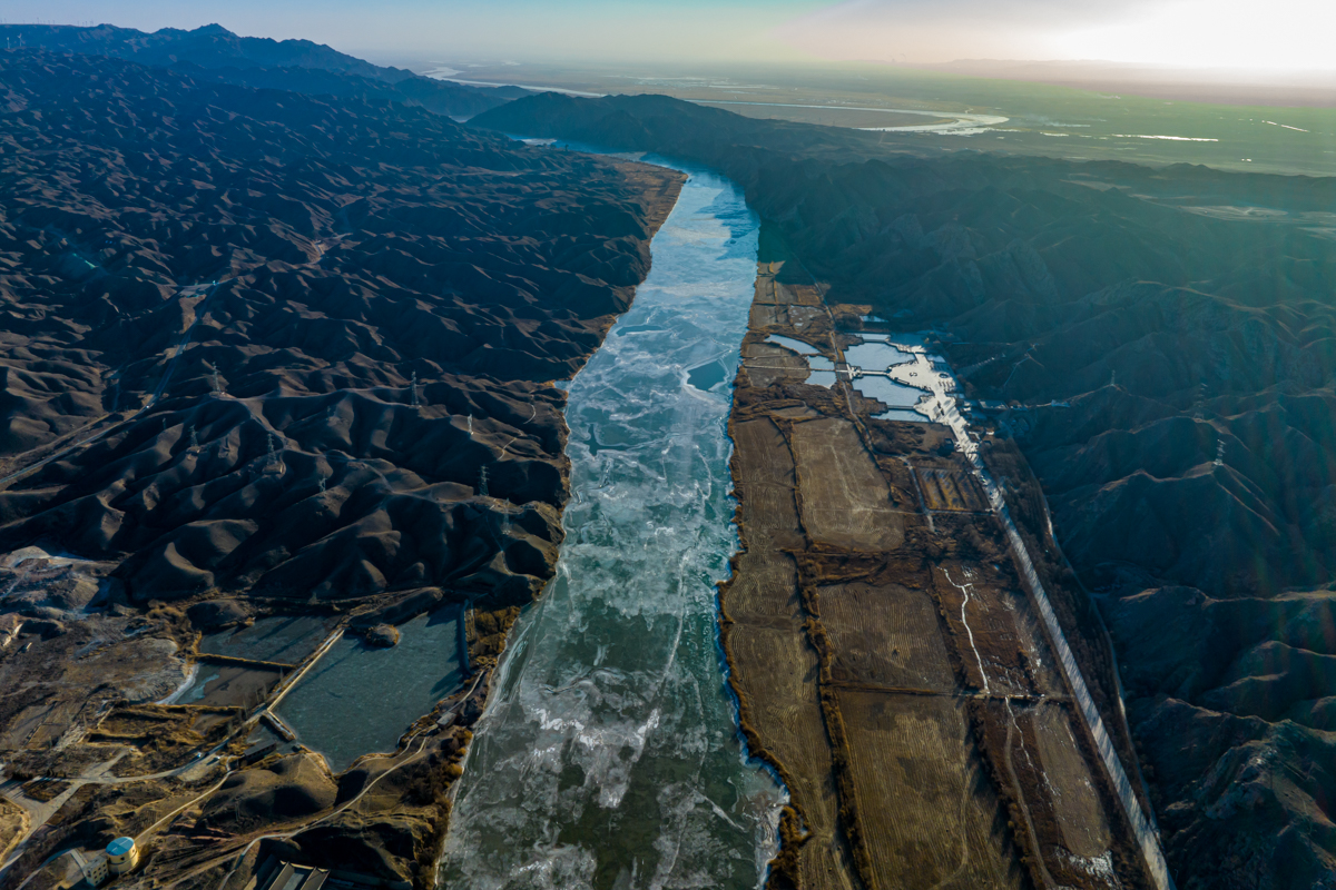 一半凝固一半流 冰封十里长峡翠2.jpg