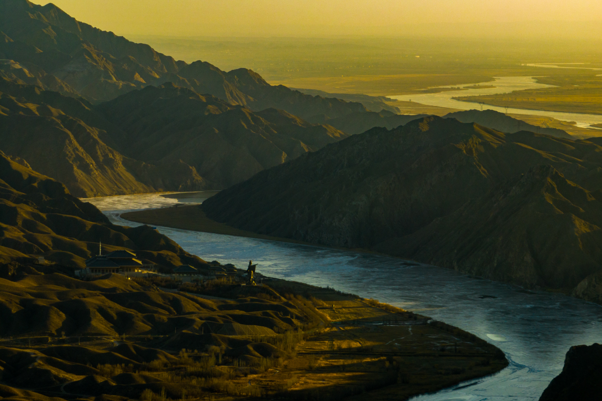 一半凝固一半流 冰封十里长峡翠3.jpg