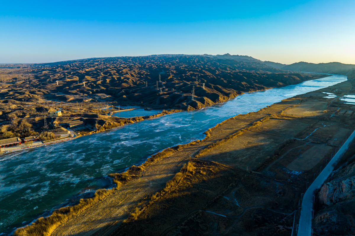 一半凝固一半流 冰封十里长峡翠4.jpg