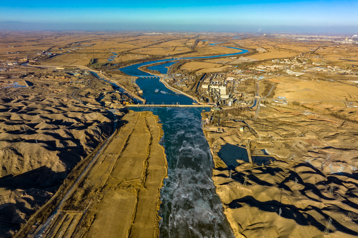 一半凝固一半流 冰封十里长峡翠5.jpg